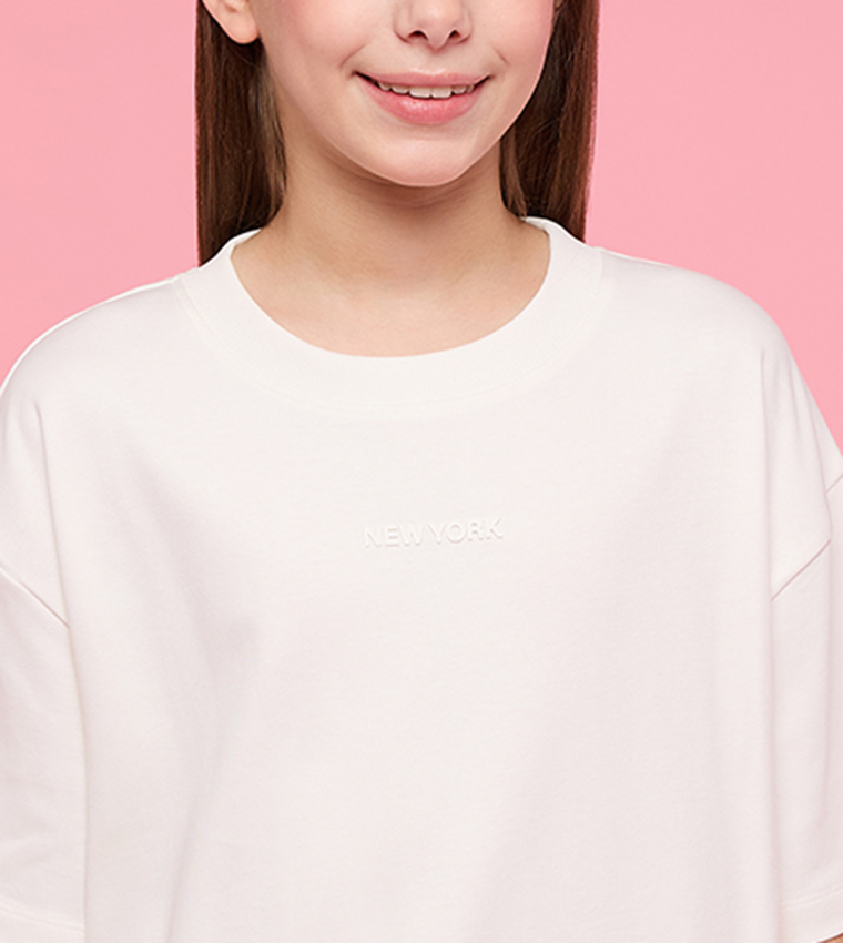 تيشيرت أوفرسايز بطبعة وقبة مستديرة وكم قصير 