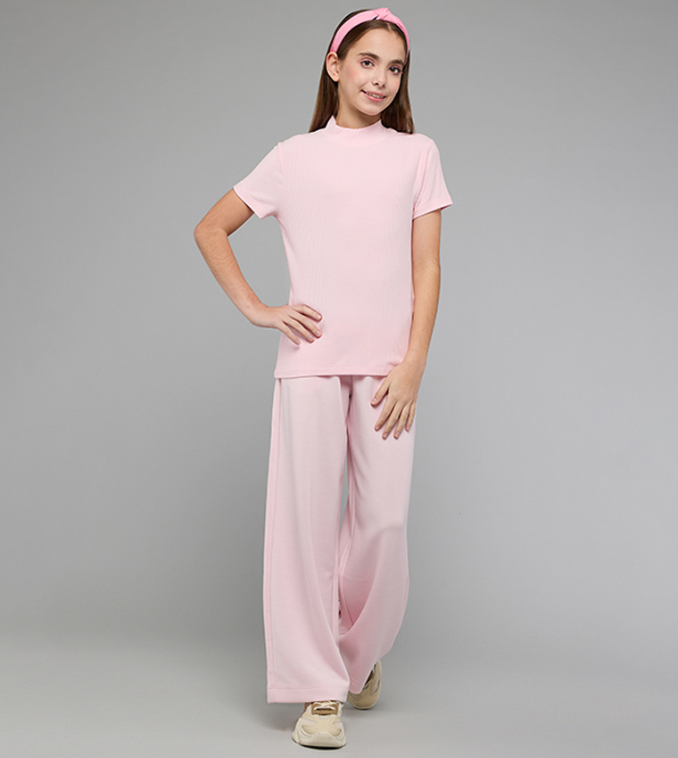 توب مرن بقبة عالية وكم قصير 