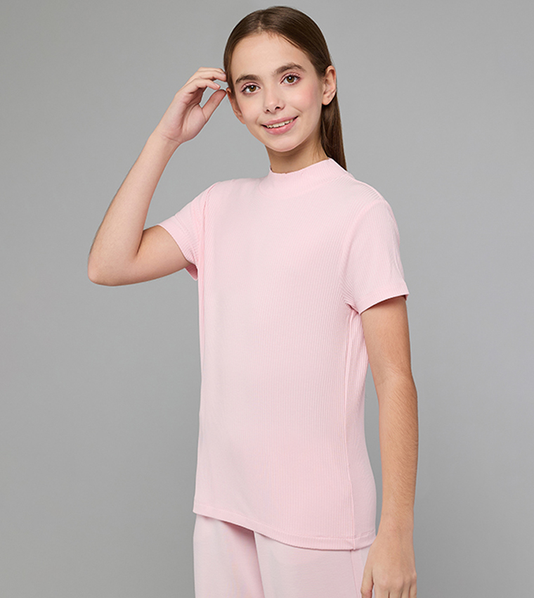 توب مرن بقبة عالية وكم قصير 