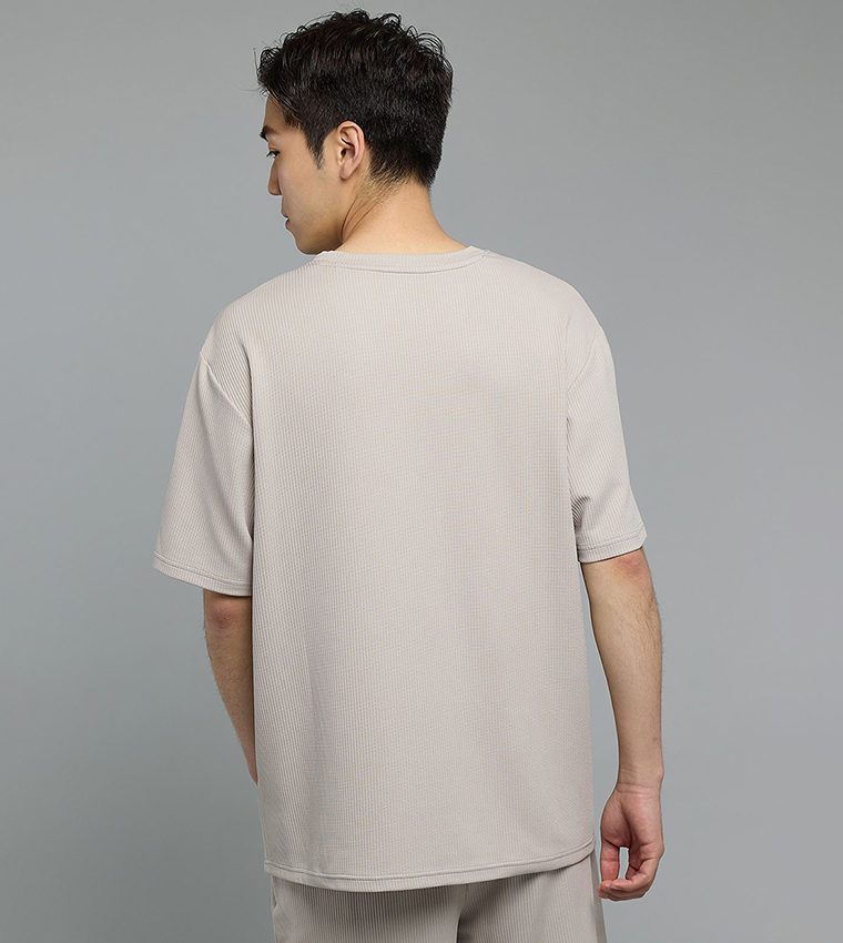 تيشيرت كم قصير بقبة مستديرة 