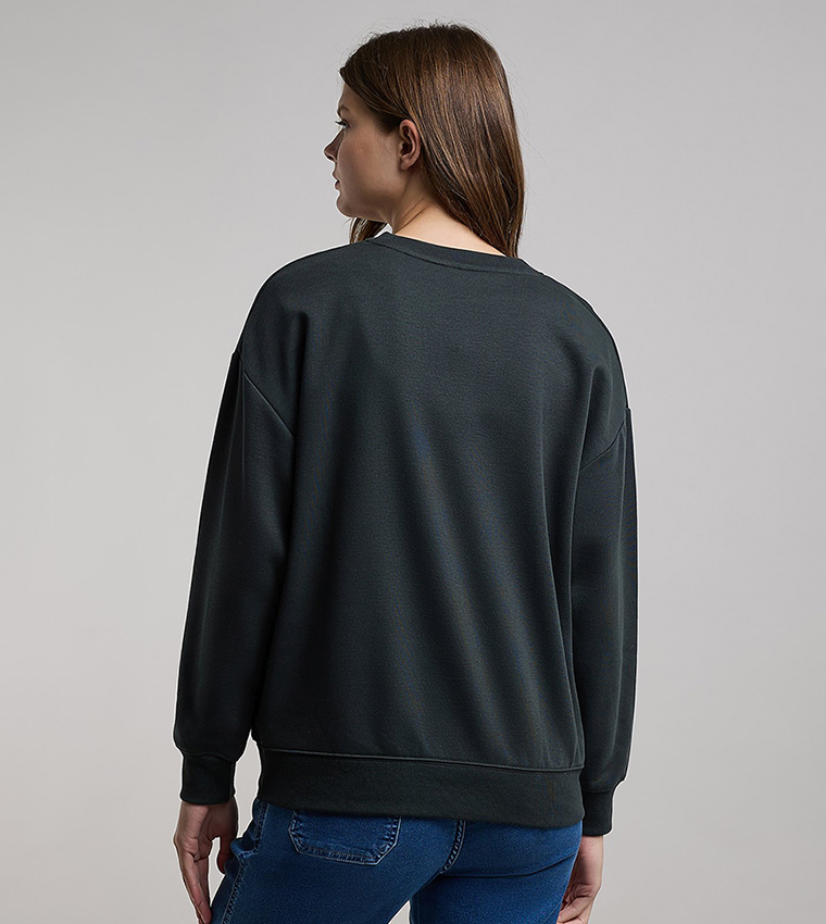 سويتشيرت بياقة مستديرة وكم طويل 