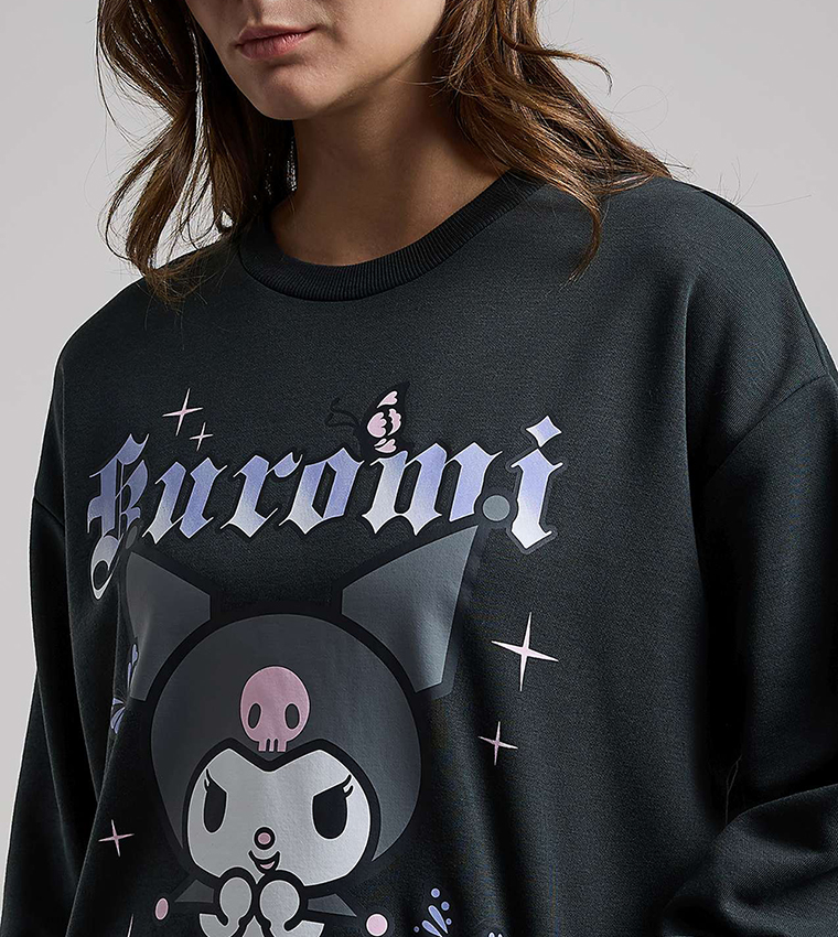 سويتشيرت بياقة مستديرة وكم طويل 