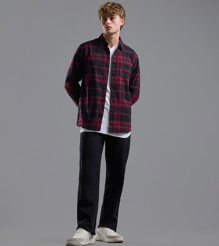 قميص بياقة كلاسيكية وبكم طويل