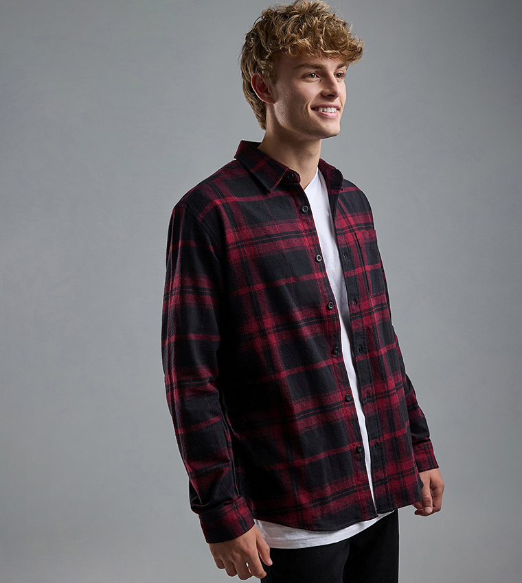 قميص بياقة كلاسيكية وبكم طويل