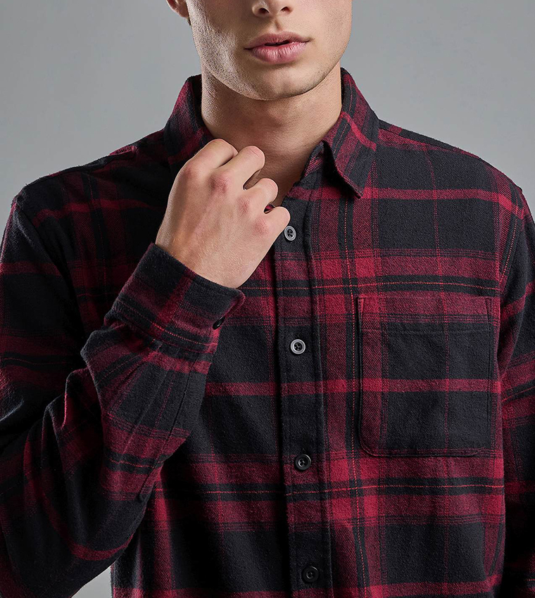 قميص بياقة كلاسيكية وبكم طويل