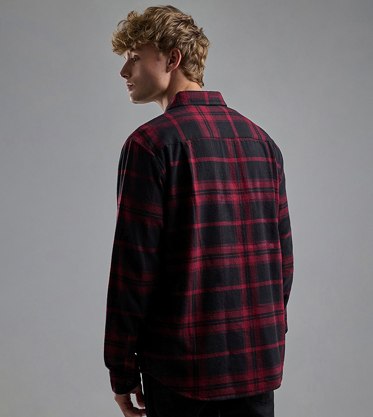 قميص بياقة كلاسيكية وبكم طويل