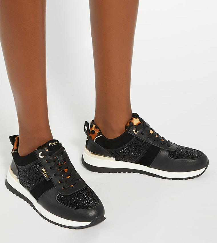 حذاء رياضي برباط 