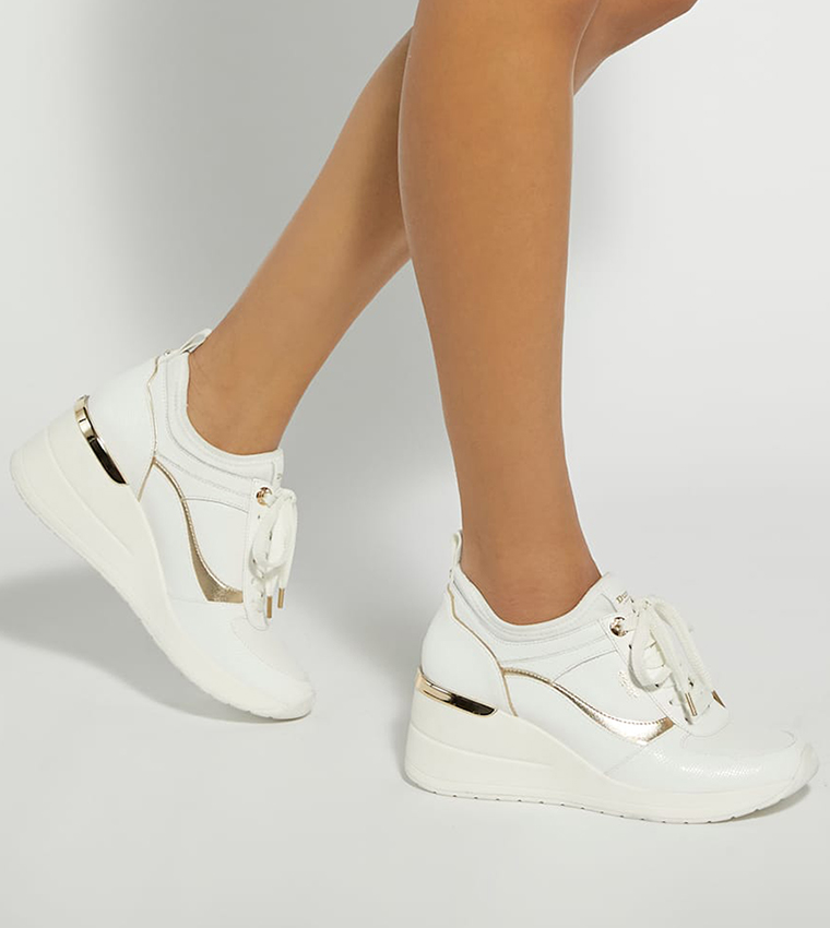 سنيكرز إيلارا ويدج برباط