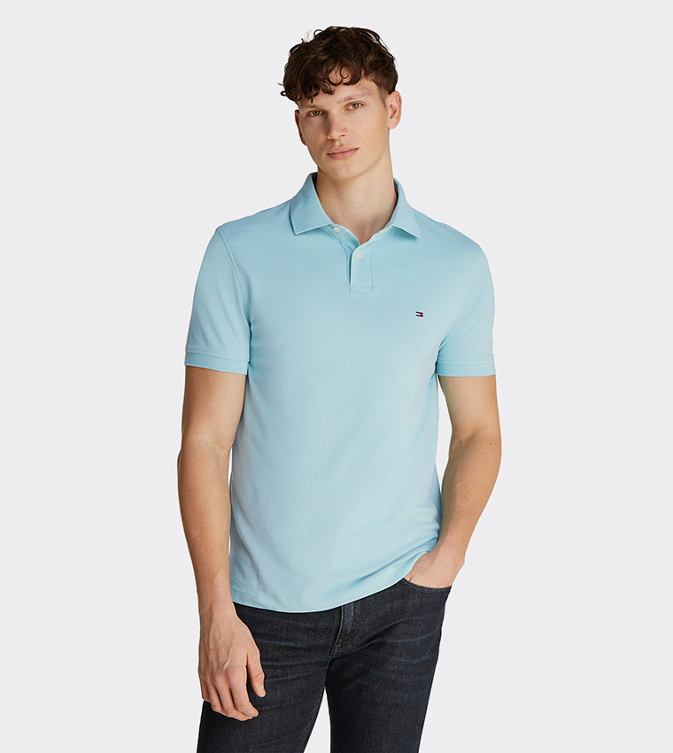 تيشيرت بولو بأكمام قصيرة مطرّز بعلم