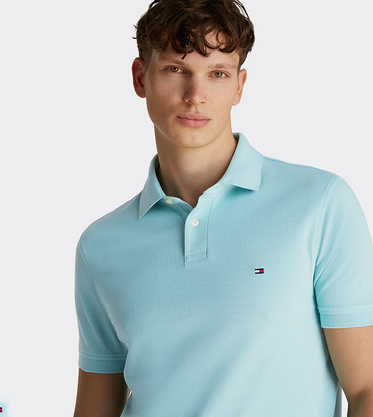 تيشيرت بولو بأكمام قصيرة مطرّز بعلم