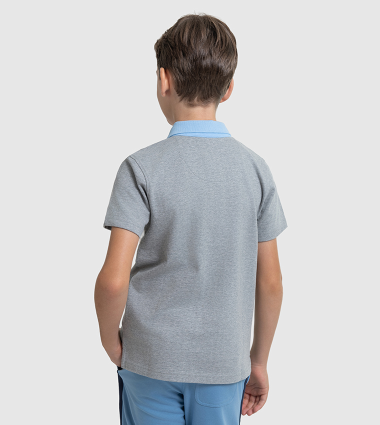 تيشيرت بولو بأكمام قصيرة مزين بشعار