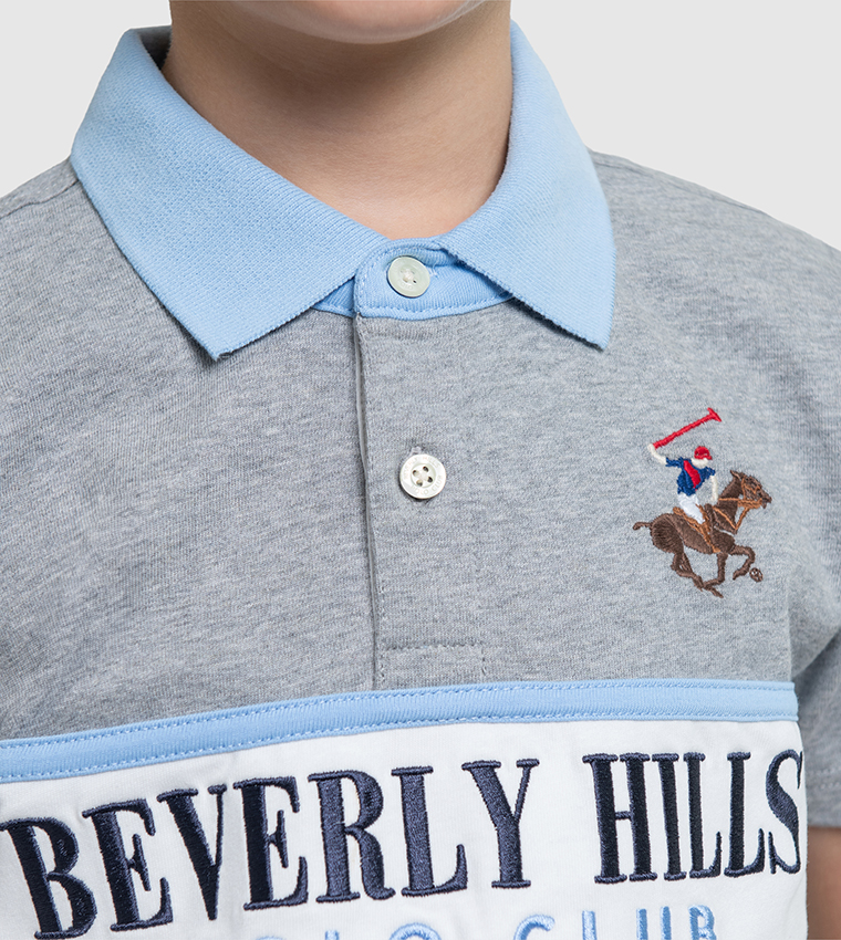 تيشيرت بولو بأكمام قصيرة مزين بشعار