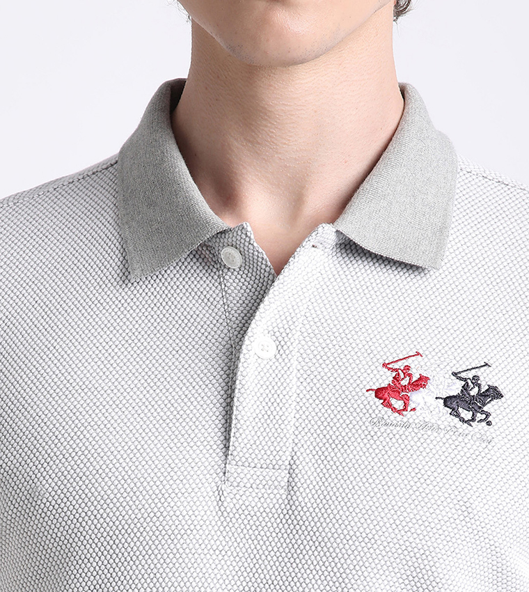 تيشيرت بولو مطرز بشعار العلامة التجارية بأكمام قصيرة