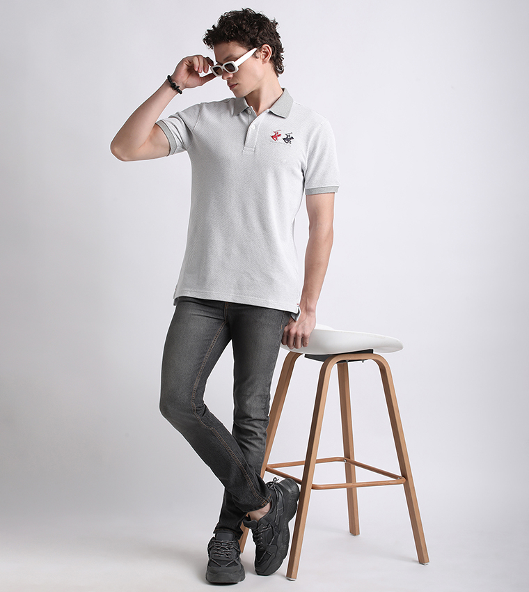 تيشيرت بولو مطرز بشعار العلامة التجارية بأكمام قصيرة