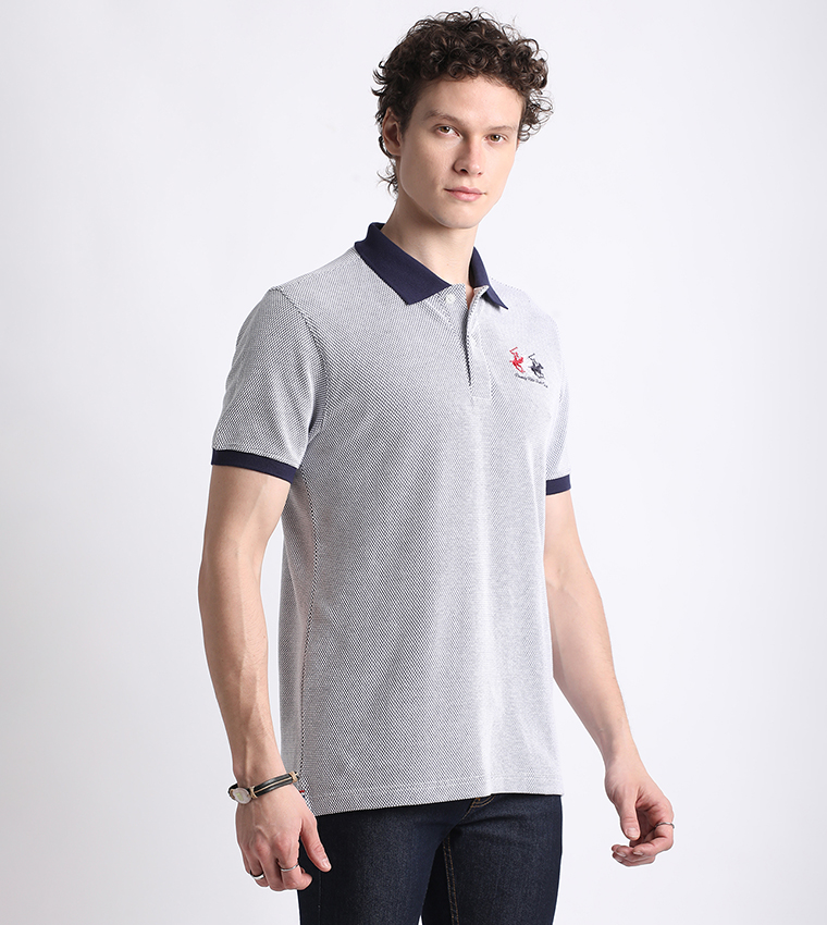 تيشيرت بولو مطرز بشعار العلامة التجارية بأكمام قصيرة