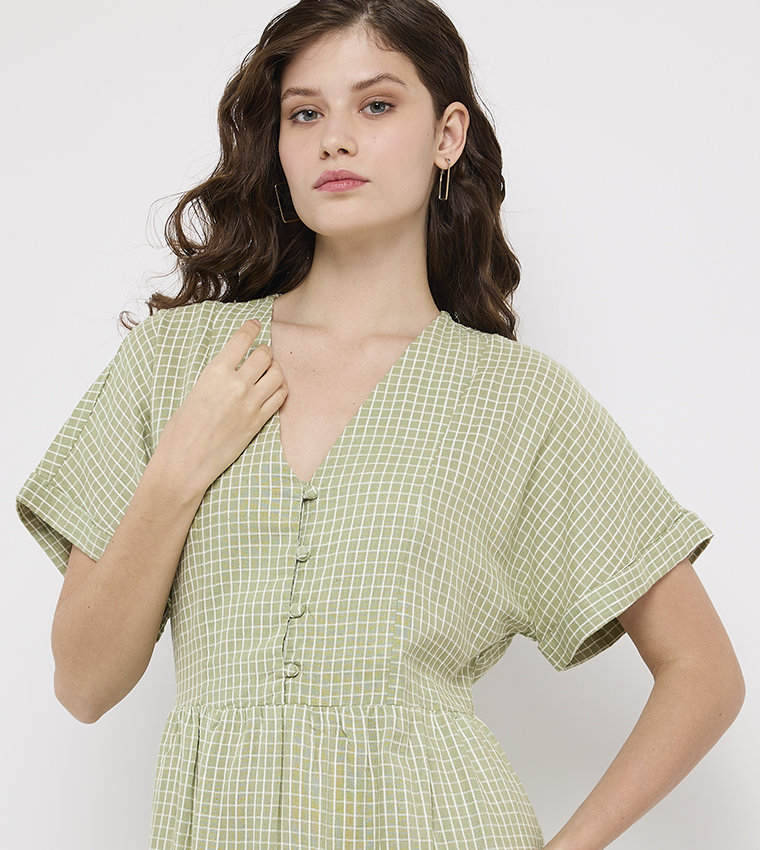 فستان ميدي كاروهات بقبة V وكم قصير 