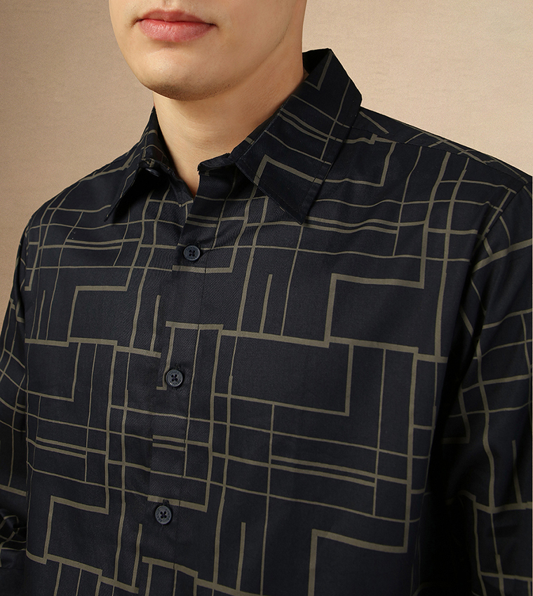 Printed Regular Fit Spread Collar Curved Hem Shirt
