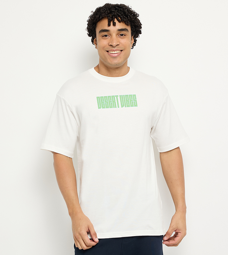 تيشيرت رجالي اوفرسايز بقبة مستديرة وطبعة خلفية