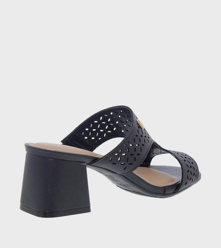 صندل بكعب عريض 