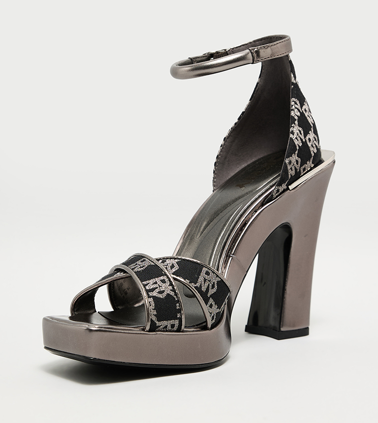 صندل كعب عريض بحزام كاحل وطبعة الشعار