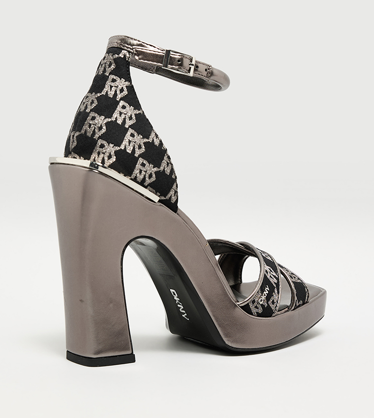 صندل كعب عريض بحزام كاحل وطبعة الشعار