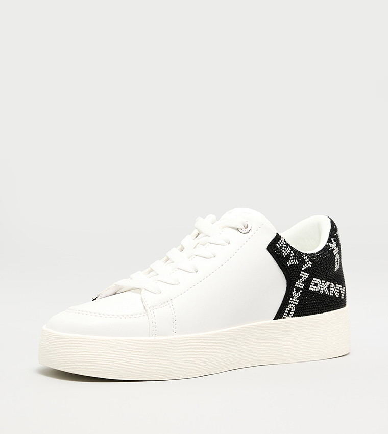 سنيكرز برباط وطبعة الشعار 