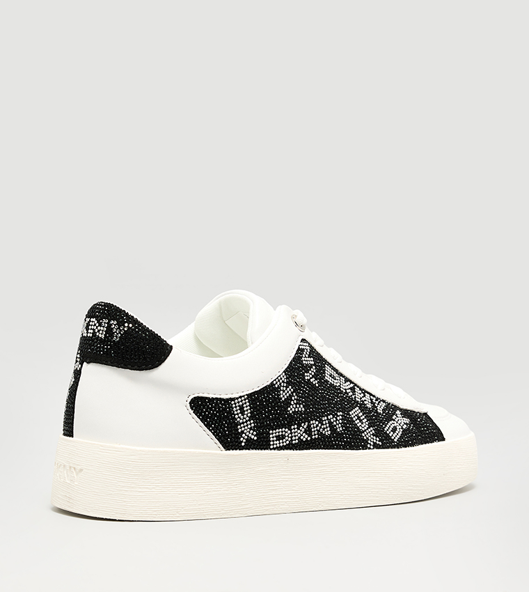 سنيكرز برباط وطبعة الشعار 