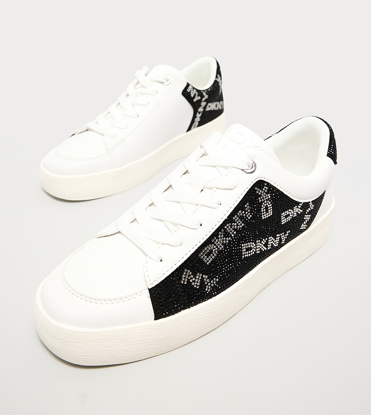 سنيكرز برباط وطبعة الشعار 