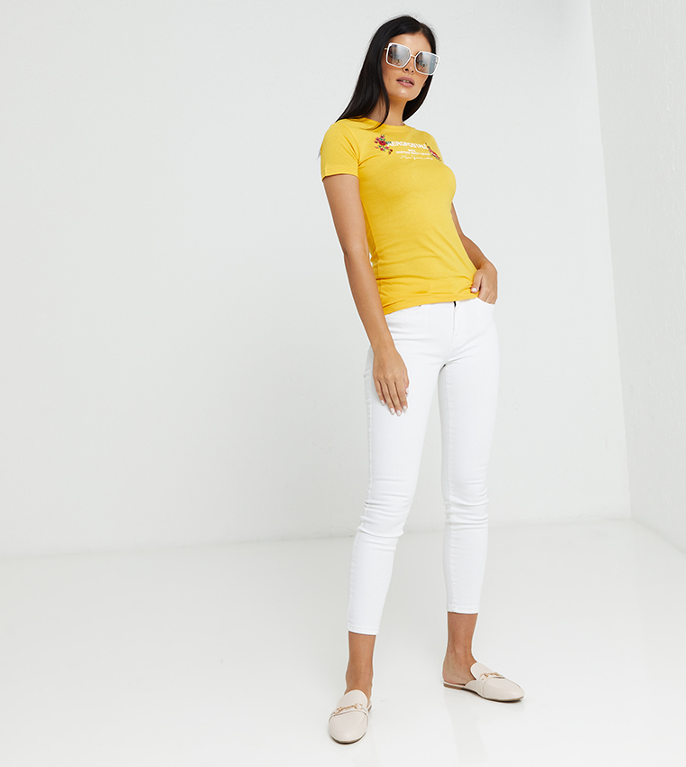 Yellow t shirt 2025 and white jeans