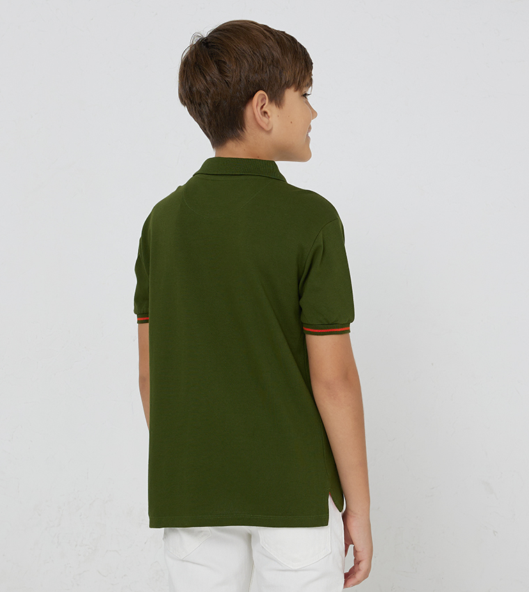 Enfant Graphique Garçon Debout Et Souriant Garçon Nuages | Vecteur Premium