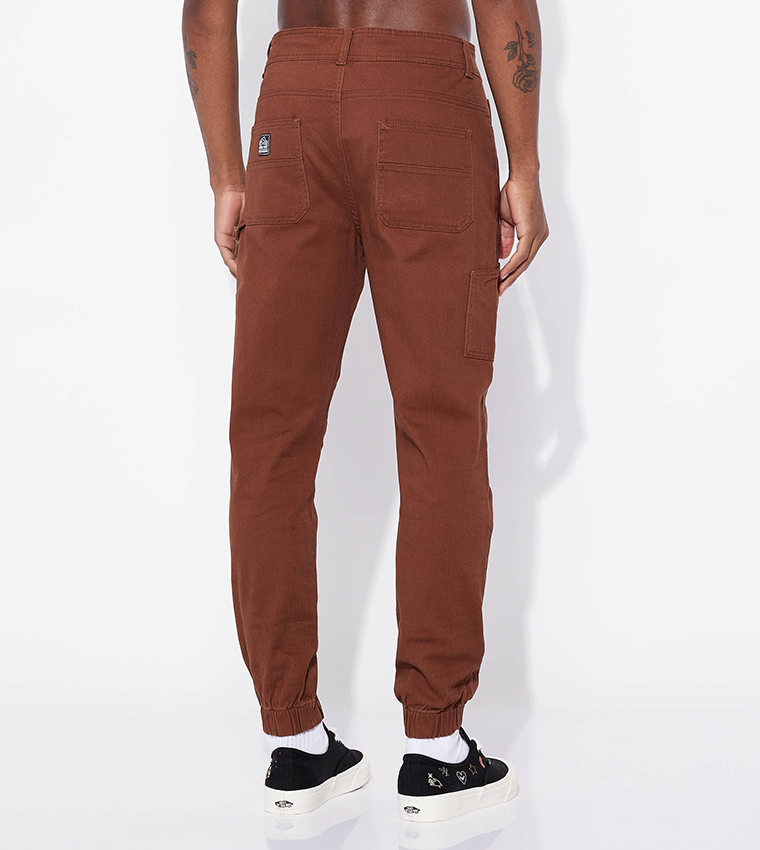 بنطال تشينو بقصة ضيقة