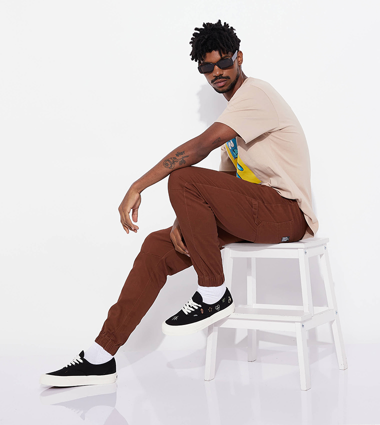 بنطال تشينو بقصة ضيقة