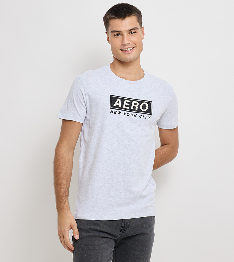 تيشيرت مطبوع بشعار العلامة التجارية