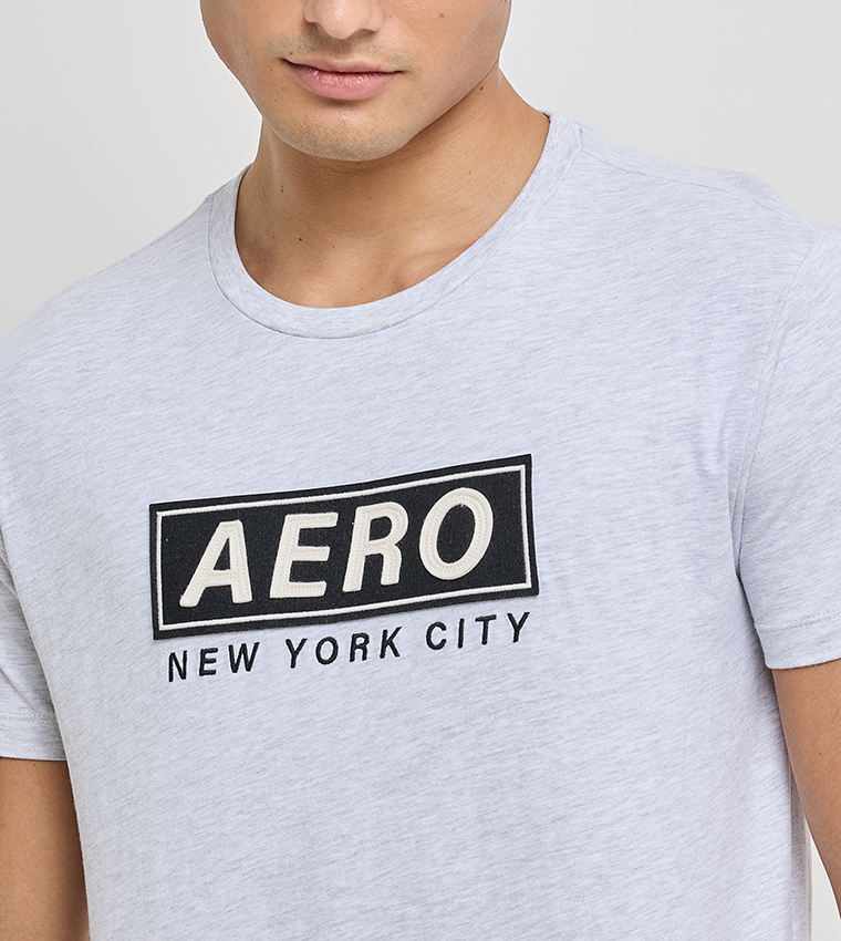 تيشيرت مطبوع بشعار العلامة التجارية