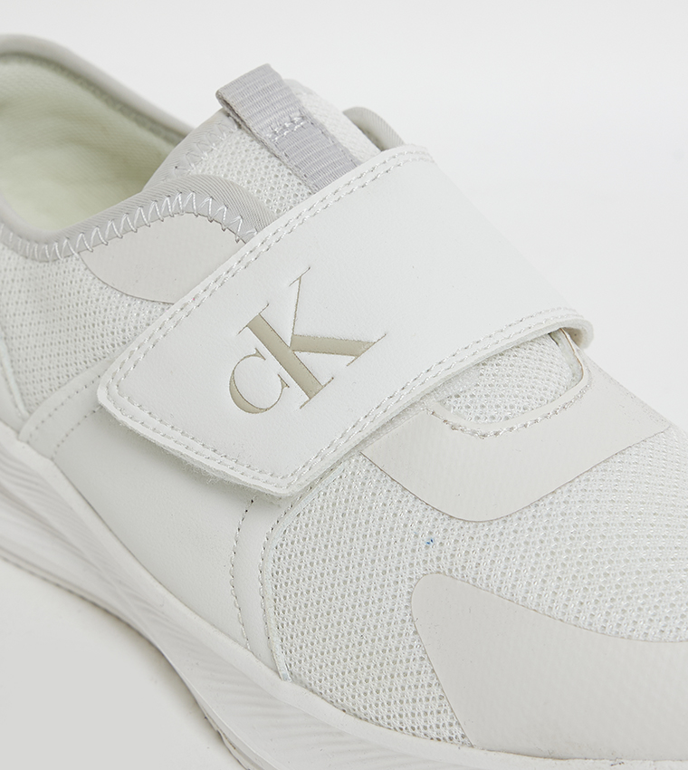 سنيكرز بإغلاق فيلكرو وطباعة شعار