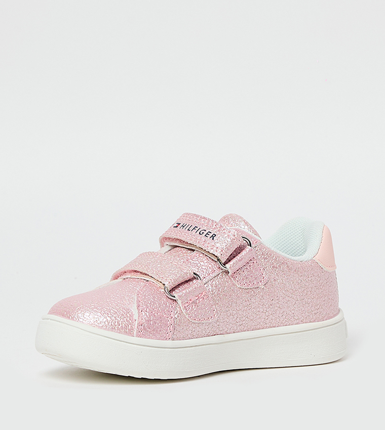 حذاء رياضي بشريط فليكرو بطبعة شعار