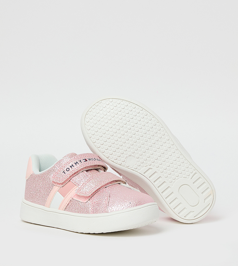 حذاء رياضي بشريط فليكرو بطبعة شعار