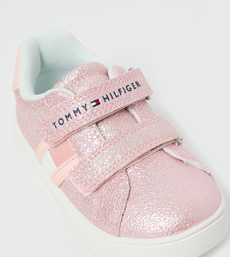 حذاء رياضي بشريط فليكرو بطبعة شعار