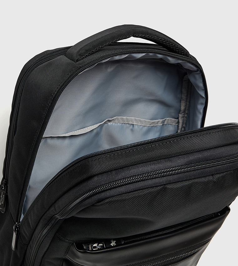 شنطة ظهر بشعار وجيب أمامي 