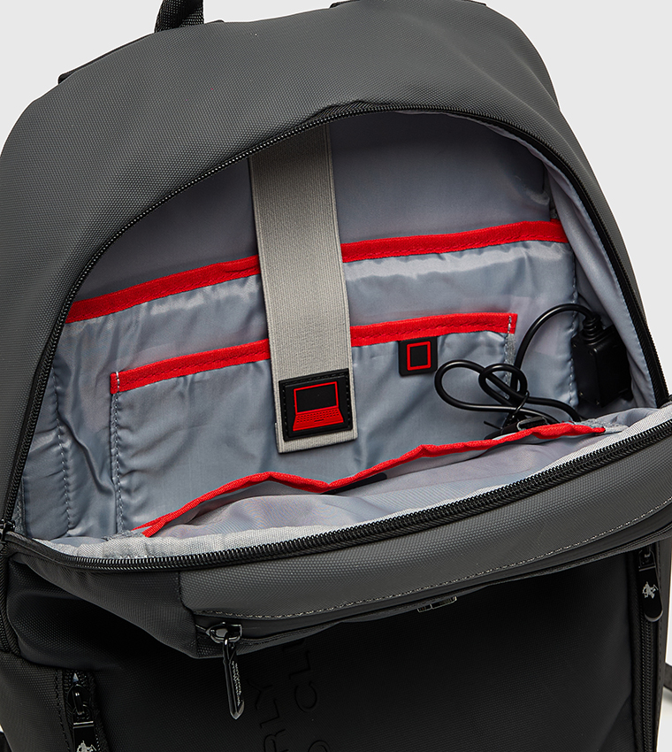 شنطة ظهر سادة بسحاب 