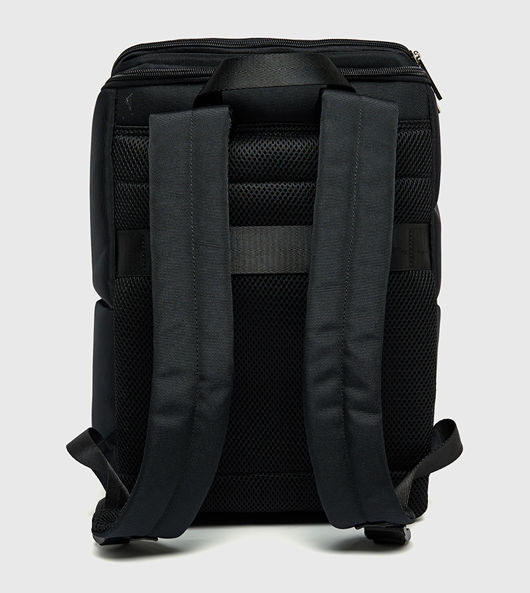 شنطة ظهر سادة بجيب أمامي