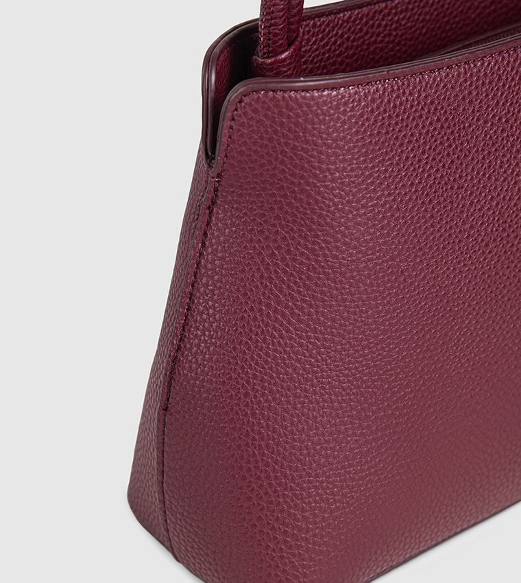 شنطة كتف نسائية بشعار 