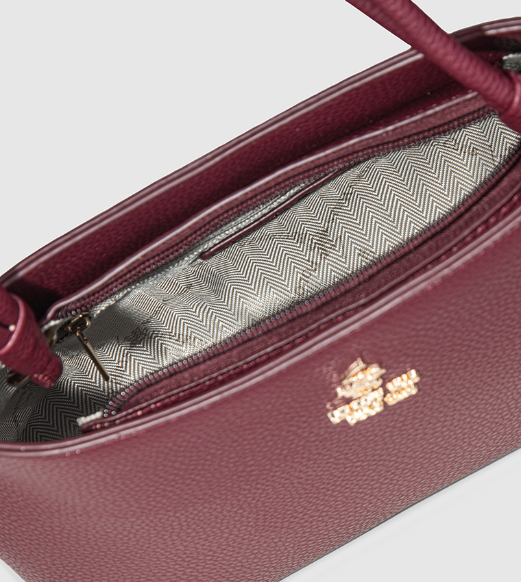 شنطة كتف نسائية بشعار 