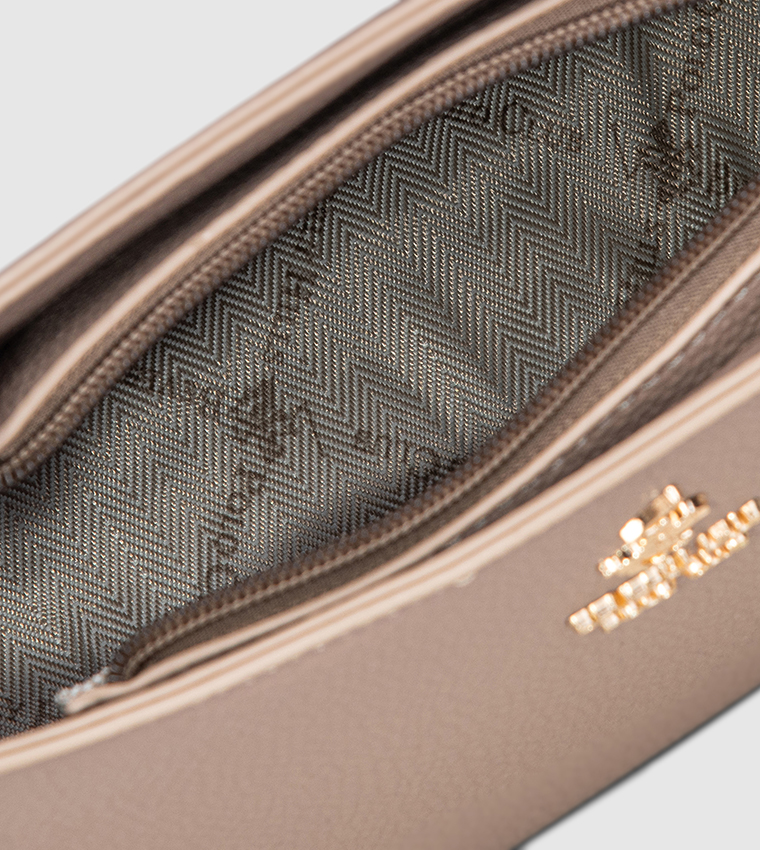 شنطة كتف نسائية بشعار 