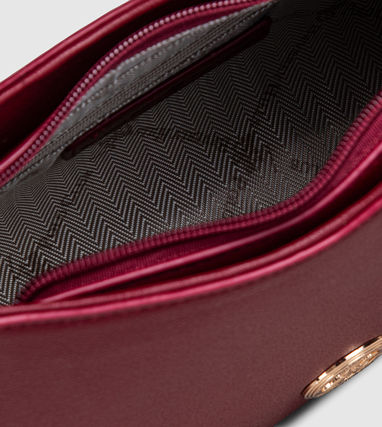 شنطة كتف نسائية بشعار 