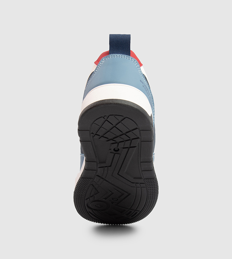 حذاء رياضي برباط وألوان متناسقة 