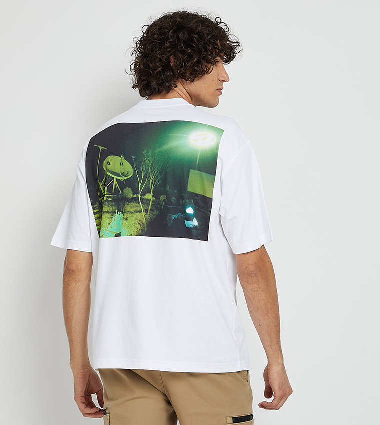 تيشيرت كم قصير بطبعة عالظهر