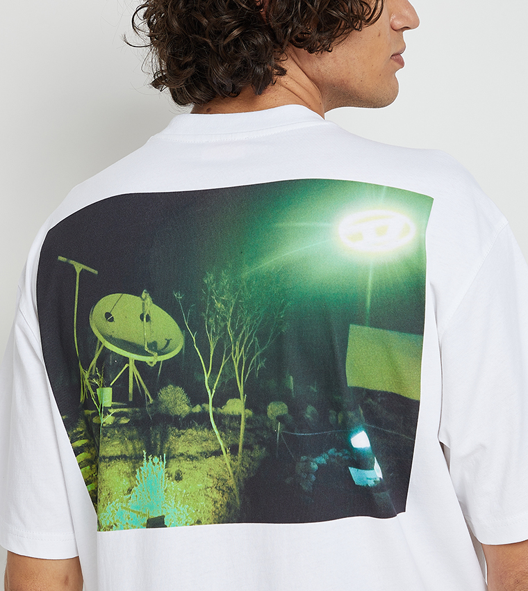 تيشيرت كم قصير بطبعة عالظهر