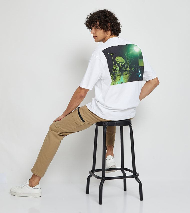 تيشيرت كم قصير بطبعة عالظهر