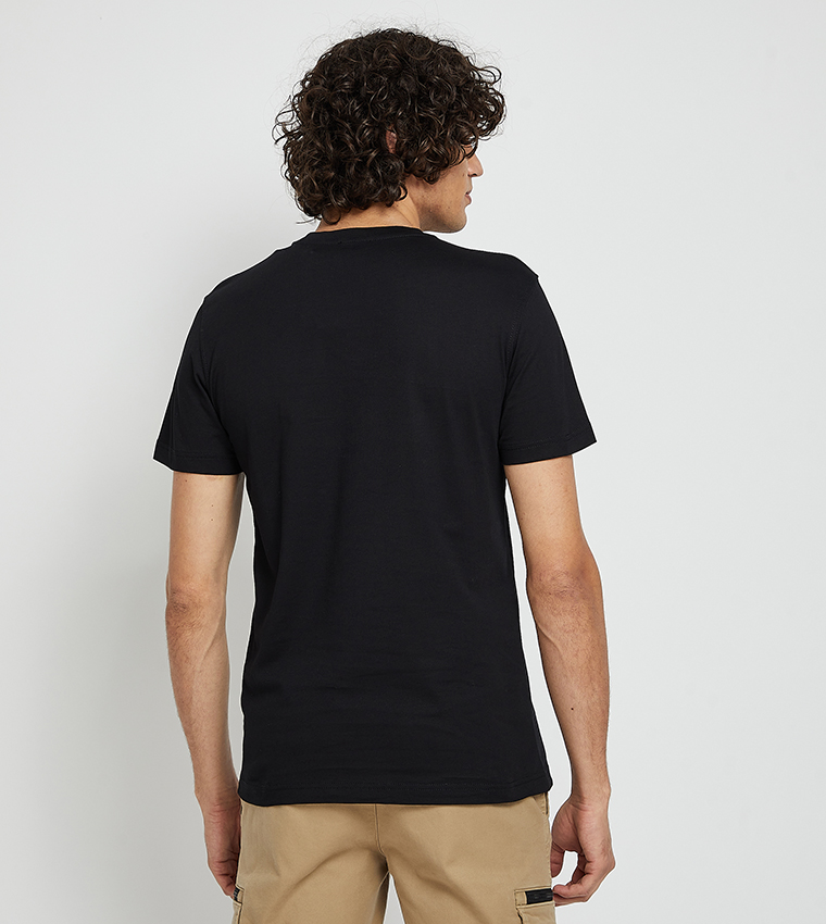 تيشيرت كم قصير بطبعة